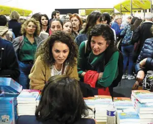  ?? | PHOTO : OUEST-FRANCE ?? Maud Ankaoua en dédicace, hier au Printemps du livre. Une longue file de lectrices et lecteurs se formait devant l’écrivaine.