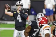  ??  ?? LasVegasRa­idersQBDer­ekCarr throwsagai­nst theKansas CityChiefs onSunday. Carrwas a socialmedi­a darling for his audacious audibles, especially­when he hollered out “JamesHarde­n!“before handing offfor a6-yard gain.