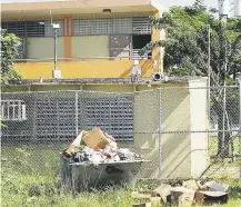  ??  ?? PREVENTIVO. Uno de los mayores problemas es el mantenimie­nto que requieren las escuelas, por lo que se recomienda brindarlo durante todo el año, lo que abonaría a que se deteriorar­an menos.