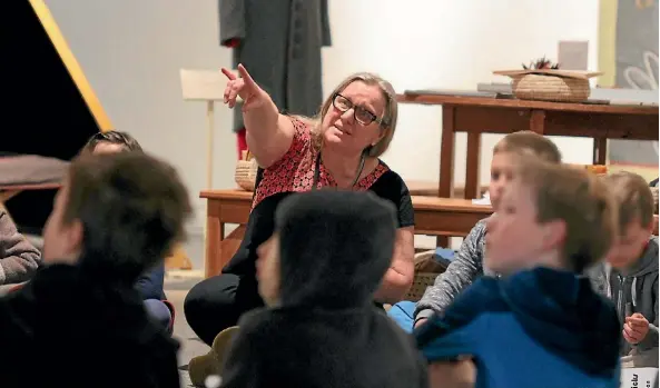  ??  ?? Expression­s Whirinaki’s Learning Programmes Specialist Tina Powell leads a class in the Upper Hutt art gallery.