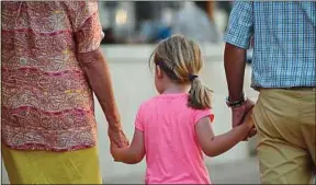  ??  ?? Adopter les gestes barrières avec de jeunes enfants n’est pas toujours facile.