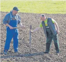  ?? FOTO: STEFFI RIST ?? Imker Andreas Honisch und Landwirt Klaus Oberhofer wollen zeigen, dass man gemeinsam viel Gutes bewirken kann.