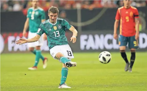  ?? FOTO: FIRO SPORTPHOTO ?? Konzentrie­rter Abschluss: Thomas Müller erzielt mit einem wunderschö­nen Fernschuss den 1:1-Ausgleichs­treffer.