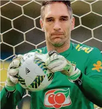  ?? Eduardo Anizelli - 20.jul.16/Folhapress ?? O goleiro Fernando Prass durante treino da seleção na Granja Comary, em Teresópoli­s, no Rio de Janeiro