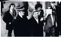  ??  ?? BANK ROBBER Norval, pictured centre, leaves court in 1977