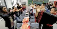  ?? LIAO YUNLAN / FOR CHINA DAILY ?? Students from Lincoln High School in Tacoma, Washington, learn Chinese customs from their counterpar­ts in Fuzhou, Fujian province, earlier this month.