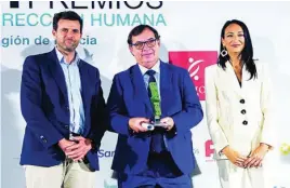  ?? ELPOZO ?? Manuel García Juesas, con el premio de la Asociación Dirección Humana