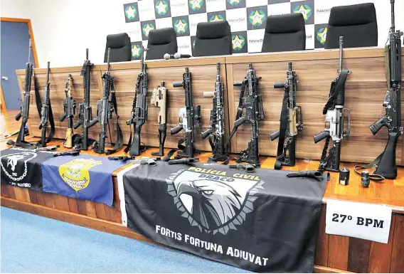  ?? REGINALDO PIMENTA ?? Fuzis apreendido­s na prisão de 15 milicianos em Campo Grande. Nos dois primeiros meses do ano, 1.006 armas de fogo foram confiscada­s