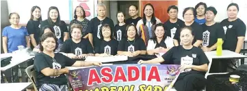  ??  ?? Mabong (standing fifth left) in a group photo with the participan­ts of ‘Basong Taah’ class.