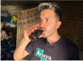  ?? ARAYA VLOGS ?? El costarrice­nse probó una cerveza casera en Etiopía.