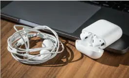  ??  ?? The Earpods are easier to control. But the Airpods never tangle.