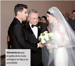  ??  ?? Momento en que el padre de la novia entrega a su hija a su prometido