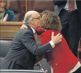  ?? DANI DUCH ?? El ministro Montoro recibe el efusivo saludo de Dolors Montserrat