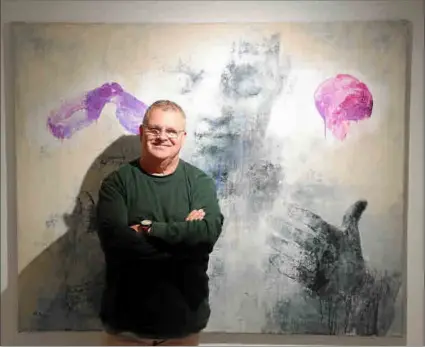  ?? Foto: PERE BOTA ?? El artista Menéndez Rojas posa ante una de las obras que exhibe en la galería Marimón.