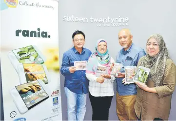  ??  ?? Kartini (second left) and Ling (left) with other MFM Resources Sdn Bhd staff.