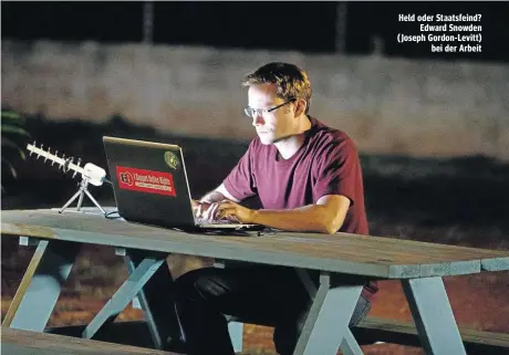  ??  ?? Held oder Staatsfein­d? Edward Snowden ( Joseph Gordon-Levitt) bei der Arbeit