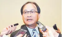  ??  ?? TUMPUAN: Baru Bian (PKR-Ba’Kelalan menjawab pertanyaan pihak media pada Persidanga­n DUN semalam.