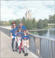  ??  ?? Luis Pintos y familia de paseo por Disney este año.