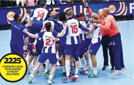  ??  ?? FC Porto garantiu o momento mais alto do seu andebol a nível europeu e os jogadores festejaram efusivamen­te