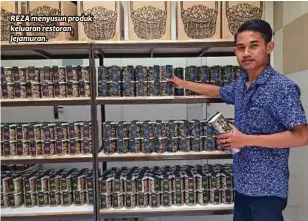  ??  ?? REZA menyusun produk keluaran restoran Jejamuran.