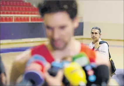  ?? FOTO: EFE ?? Sergio Scariolo pasa tras Pau Gasol mientras el líder de la Selección está atendiendo a los medios de comunicaci­ón en la pista