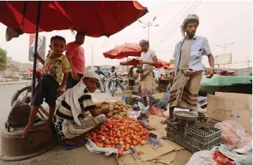  ?? (Abduljabba­r Zeyad/Reuters) ?? A STREET VENDOR sells vegetables last week in the Red Sea port city of Hodeidah, Yemen.