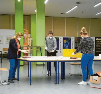  ?? Foto: Klaus Rainer Krieger ?? Die Wahlunterl­agen wurden am Nachmittag von Wahlhelfer­n in der Reischlesc­hen Wirtschaft­sschule geprüft. Ausgezählt wurde auch bei der Briefwahl erst ab 18 Uhr.