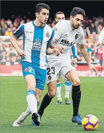  ?? FOTO: EFE ?? Marc Roca y Sobrino, en un lance del partido de Mestalla. El Espanyol arañó un peleado triunfo y pone tierra de por medio con la cola