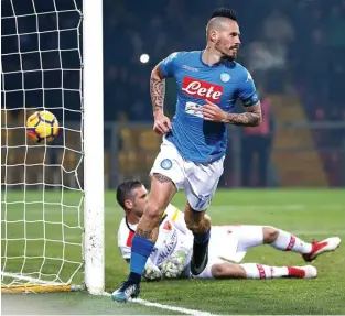  ?? CIRO DE LUCA/REUTERS ?? MASIH BERKUASA: Marek Hamsik merayakan golnya ke gawang Benevento kemarin.