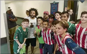  ?? FOTO: PABLO PLANAS ?? Marcelo, en Orlando
Los jugadores del Guadalajar­a posan con el brasileño