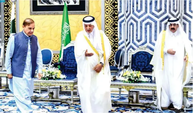  ?? Agence France-presse ?? ↑
Governor of the Makkah province Khalid Al Faisal (centre) welcomes Shahbaz Sharif in Jeddah on Friday.