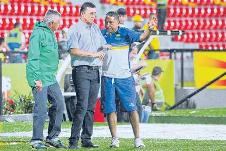  ?? JAIME MORENO VARGAS/ADN ?? En su último juego como DT del Atlético Bucaramang­a, a Carlos Mario Hoyos (centro) se le vio tenso por el comportami­ento del equipo.