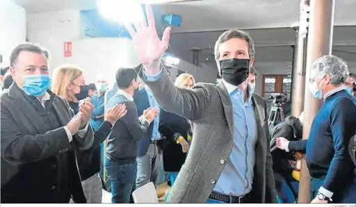  ?? J. CASARES / EFE ?? El presidente del Partido Popular, Pablo Casado, saludando a su llegada al encuentro de presidente­s provincial­es e insulares del PP, ayer en León.