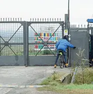  ??  ?? Cancelli chiusi L’accesso all’hub ormai chiuso di Cona