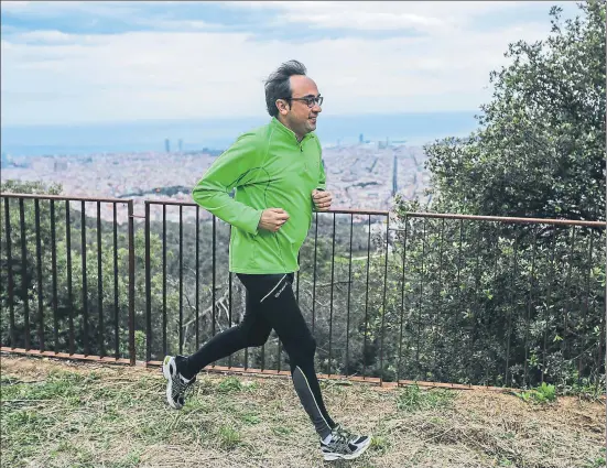  ?? SILVIA HINOJOSA
Barcelona
CÉSAR RANGEL ?? Rull suele entrenar en el parque de Vallparadí­s de Terrassa, pero aquí posó corriendo en Collserola, con la ciudad de Barcelona al fondo