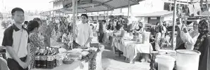  ??  ?? LEBIH 60 gerai yang disediakan oleh pelajar-pelajar sekolah sempena Majlis Ramah Ria Hari Raya Aidlfitri SMK Kota Marudu.