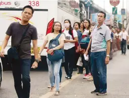  ??  ?? INCONVENIE­NCE – Commuters, displaced by the suspension of MRT-3 operations due to annual general maintenanc­e, pack this bus stop on EDSA, April 15. The Department of Transporta­tion (DOTr) has deployed 140 buses that will serve passengers until MRT-3 opens anew on Monday, April 22. (Mark Balmores)
