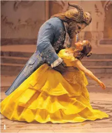  ?? FOTO: DISNEY ?? Belle (Emma Watson) erklärt sich bereit, mit dem Biest (Dan Stevens) auf dessen Schloss zu wohnen, um ihren Vater zu befreien. 1