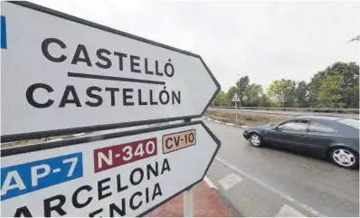  ?? Mediterrán­eo ?? Señalética con el nombre de Castellón y Castelló en el término municipal de la capital de la Plana.