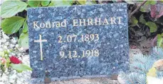  ??  ?? Die Namenstafe­l für Konrad Ehrhart auf dem Friedhof von Asnois.