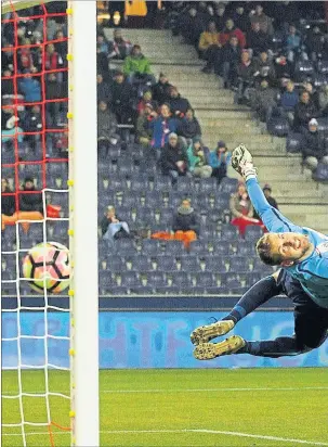  ??  ?? Altach-Keeper Andreas Lukse hatte das Nachsehen, Salzburg erteilte dem Tabellenfü­hreriche Abfuhr