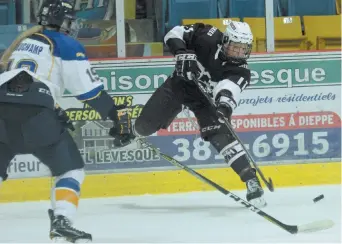  ??  ?? Sioban Birch (11), des Huskies de l’Université Saint Mary’s, fait une passe à une coéquipièr­e sous l’oeil de Chantal Beauchamp (19), des Aigles Bleues, dimanche. - Collaborat­ion spéciale: Normand A. Léger