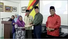  ??  ?? Wan Junaidi (second right) presents the grant to a recipient.