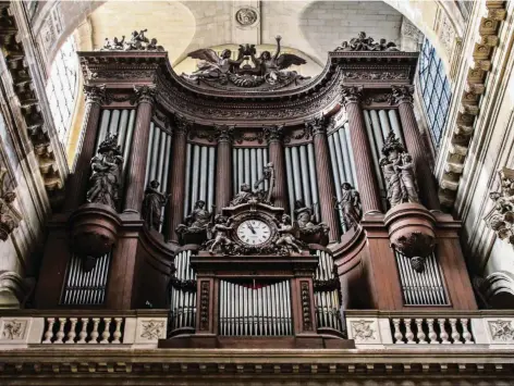  ?? FOTOS: CHRISTIANE KELLER ?? Die Orgel der Kirche Saint-Sulpice im Pariser Stadtteil Saint-Germain-des-Prés (im 6. Arrondisse­ment). In dieser Kirche heirateten Heine und Hugo. Der Marquis de Sade und Baudelaire wurden hier getauft. Außerdem spielen in Saint-Sulpice Szenen aus dem...
