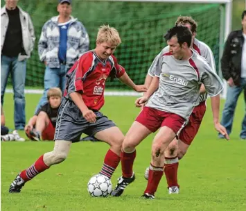  ?? Archivfoto: Andreas Lode ?? Vor rund zehn Jahren standen sich der TSV Zusamzell Hegnenbach (links Christian Rau) und der FC Reutern (rechts Dietmar Glenk) noch auf dem Spielfeld gegenüber. Jetzt wollen die beiden Vereine eine Koalition eingehen.