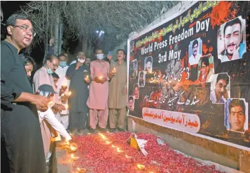  ??  ?? Periodista­s paquistaní­es, durante un homenaje a sus compañeros asesinados este año, en Hyderabad.