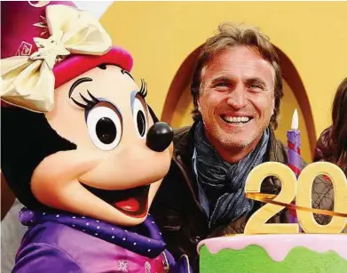  ??  ?? In wholesome company: Former French internatio­nal David Ginola posing with Minnie Mouse at Paris’ Disneyland during the 20th anniversar­y of its opening last Saturday. — AP