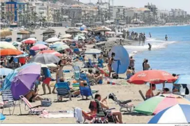  ?? MARILÚ BAEZ ?? Turistas en la playa de Pedregalej­o, en la capital, este pasado verano.