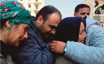  ?? AGENCY PIX ?? The mother (third from left), brother (second from left) and sister (left) of the late 23-year-old YPJ fighter
Barin Kobani (inset) at a ceremony in her honour in Afrin on Saturday.