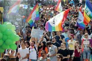  ?? (Foto Rensi) ?? Diritti L’immenso corteo che ieri ha attraversa­to il capoluogo terminando la sua corsa sui prati delle Albere. Diecimila i partecipan­ti